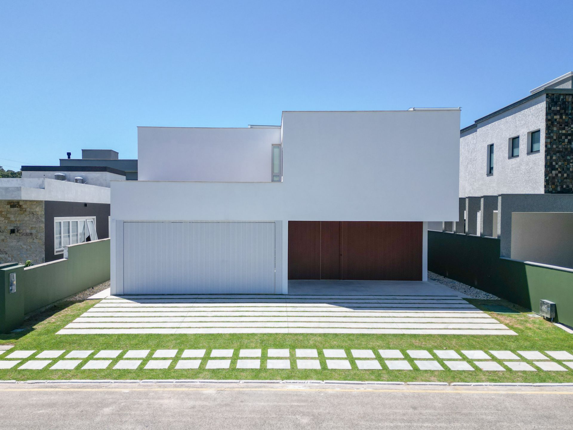Casa branca atemporal com 4 suítes na Ilha das Laranjeiras — Red Park