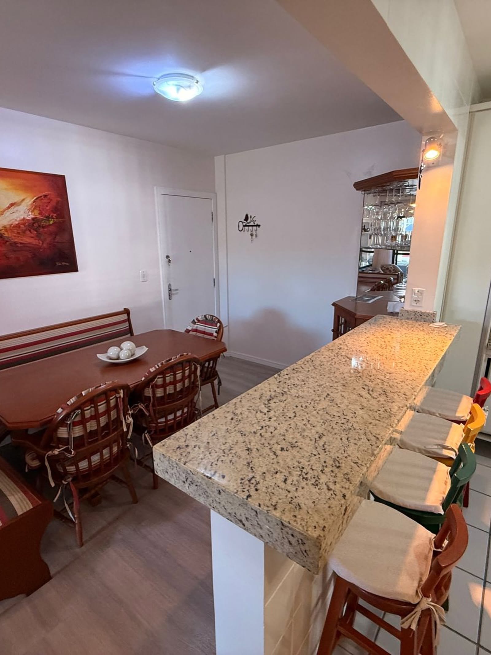 Apartamento com suíte em condomínio fechado a 150 metros do mar
